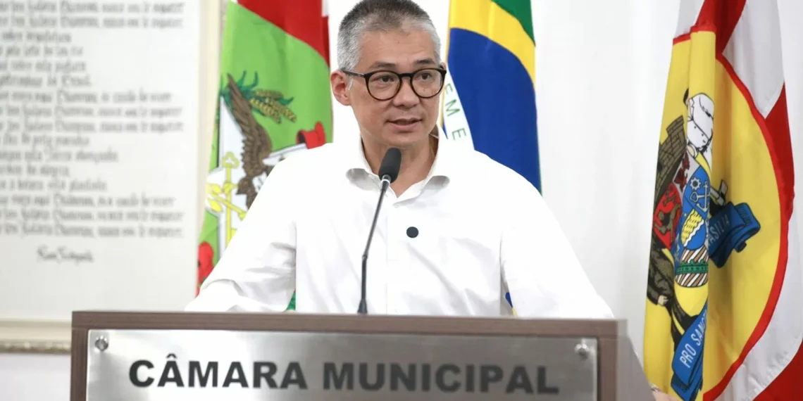 Ação popular do vereador Mário Kato pede suspensão de pesquisa contratada pela Prefeitura de Blumenau