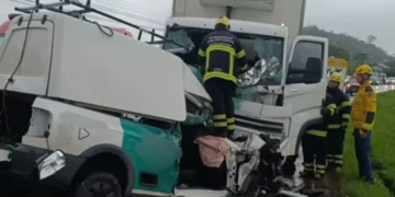 Caminhoneiro morre após ser atingido por escada durante colisão em rodovia de SC
