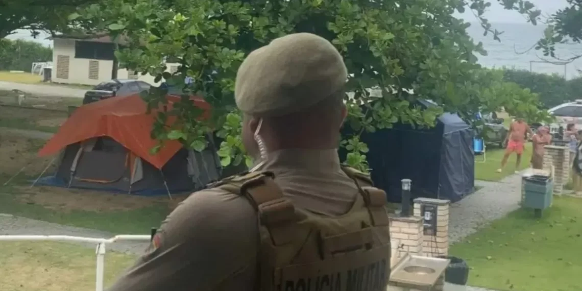 PM registra primeiro flagrante após proibição do nudismo na Praia do Pinho, em Balneário Camboriú