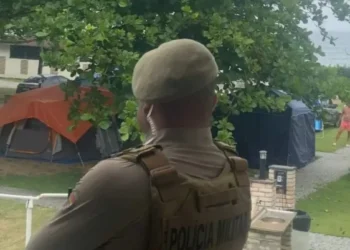 PM registra primeiro flagrante após proibição do nudismo na Praia do Pinho, em Balneário Camboriú