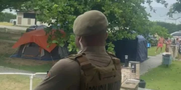 PM registra primeiro flagrante após proibição do nudismo na Praia do Pinho, em Balneário Camboriú