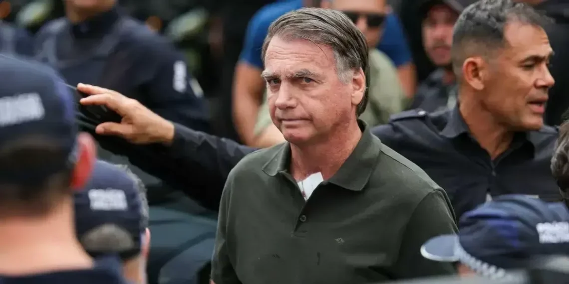 Defesa de Bolsonaro solicita prisão domiciliar e cirurgia de emergência