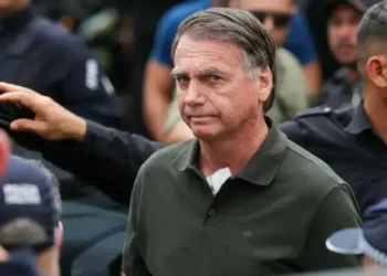 Defesa de Bolsonaro solicita prisão domiciliar e cirurgia de emergência