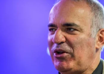 Tribunal russo ordena prisão de Kasparov por críticas à guerra na Ucrânia