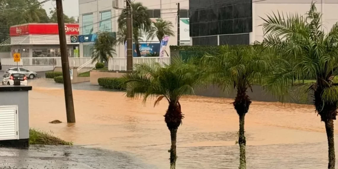 Defesa Civil de Timbó monitora áreas alagadas após chuva diminuir e avalia situação de moradores