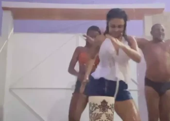 Raio cai perto de casa durante brincadeira na chuva e assusta família