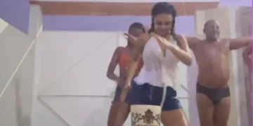 Raio cai perto de casa durante brincadeira na chuva e assusta família