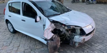 Colisão contra poste em Pomerode causa traumatismo craniano leve em condutor