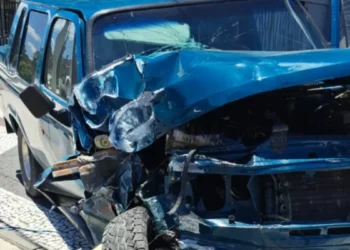 Condutor perde controle do veículo e colide contra poste em Blumenau