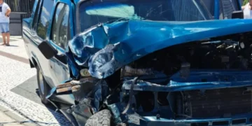 Condutor perde controle do veículo e colide contra poste em Blumenau