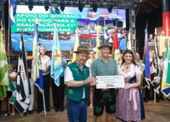 Governo de SC entrega pavimentação da SC-421 durante abertura da Festa Pomerana