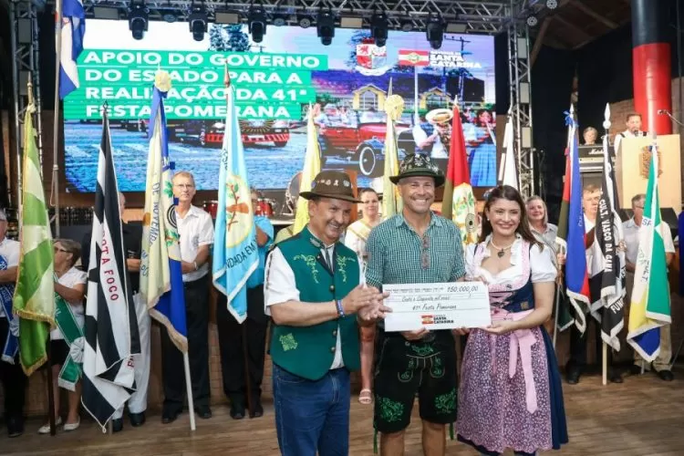 Governo de SC entrega pavimentação da SC-421 durante abertura da Festa Pomerana