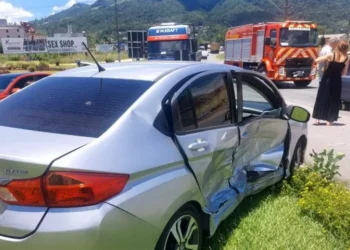 Colisão envolvendo dois carros na BR-470, em Ascurra, deixa mulher ferida