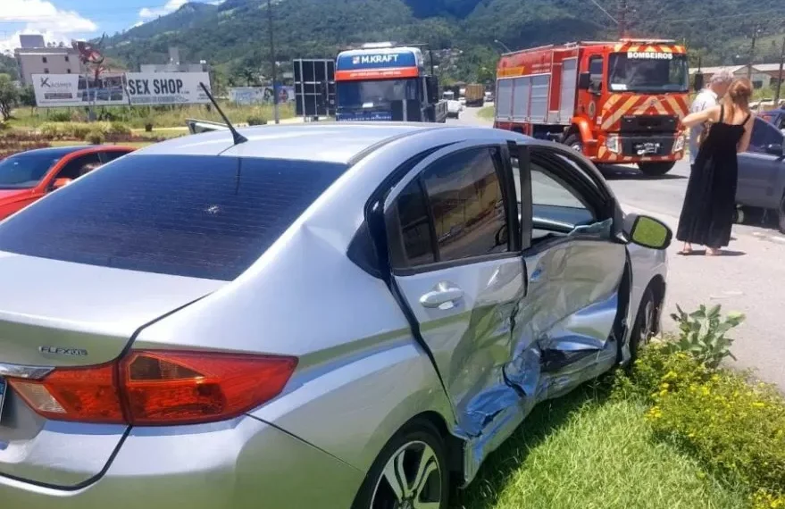 Colisão envolvendo dois carros na BR-470, em Ascurra, deixa mulher ferida