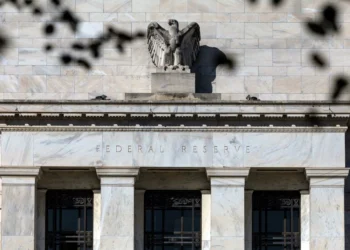 Chefe do Fed da Filadélfia sinaliza possibilidade de cortes de juros, mas sem pressa