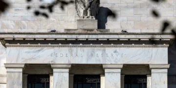 Chefe do Fed da Filadélfia sinaliza possibilidade de cortes de juros, mas sem pressa