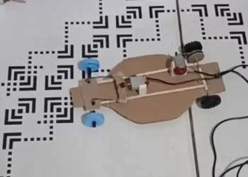 Menino do interior surpreende ao criar carrinho de controle remoto com material reciclável