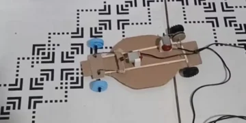 Menino do interior surpreende ao criar carrinho de controle remoto com material reciclável