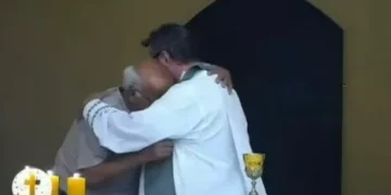Fiel sobe ao altar, abraça padre e chora durante missa após perder o neto em SC