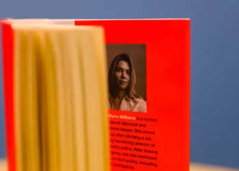 “Gente pouco recomendável”. Lemos o livro que Mark Zuckerberg tentou “silenciar”