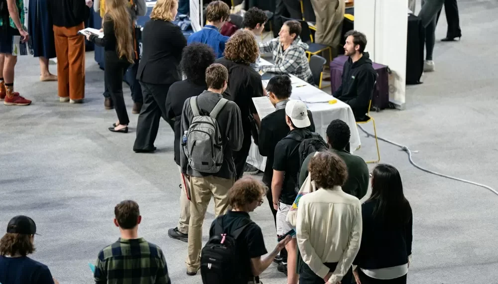 Pedidos semanais de auxílio-desemprego nos EUA têm leve alta