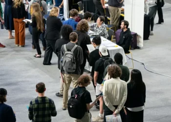 Pedidos semanais de auxílio-desemprego nos EUA têm leve alta