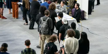 Pedidos semanais de auxílio-desemprego nos EUA têm leve alta