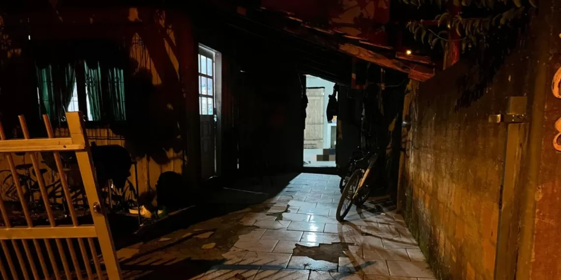 Homem é encontrado ensanguentado dentro de casa após sofrer tentativa de homicídio em Ilhota