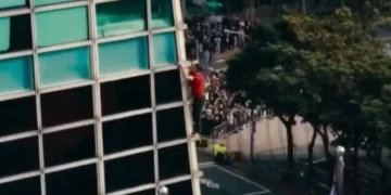 Americano entra para a história após escalar prédio de 508 metros sem proteção