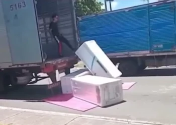 Após cinco dias de espera, caminhoneiro se revolta e arremessa geladeiras em centro de distribuição