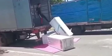 Após cinco dias de espera, caminhoneiro se revolta e arremessa geladeiras em centro de distribuição