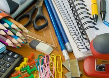 Pesquisa do Procon de Timbó aponta variação de preços em materiais escolares e orienta consumidores na volta às aulas