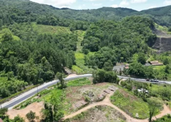 Novo trecho da Estrada Geral Santa Maria começa a receber pavimentação asfáltica em Benedito Novo