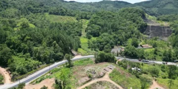 Novo trecho da Estrada Geral Santa Maria começa a receber pavimentação asfáltica em Benedito Novo