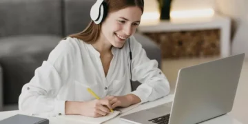 Janeiro puxa mercado digital com transações 24% acima da média do ano, aponta Hotmart