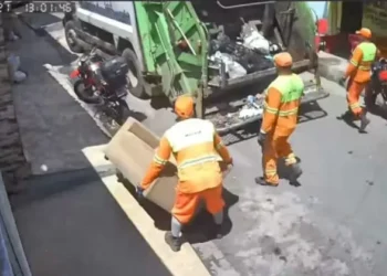 Lixeiro levou o sofá que mulher limpou e deixou pra secar