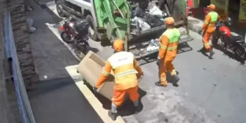 Lixeiro levou o sofá que mulher limpou e deixou pra secar