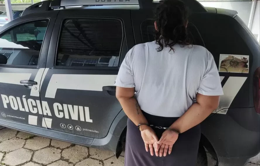 Polícia Civil prende mulher condenada por roubo em Indaial