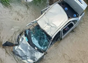 Condutor e passageira ficam presos em carro submerso após saída de pista na BR-470 em Rodeio