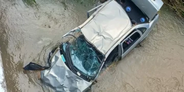 Condutor e passageira ficam presos em carro submerso após saída de pista na BR-470 em Rodeio