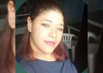 Mulher morre após tentar estrangular policial com algema dentro de viatura em SC