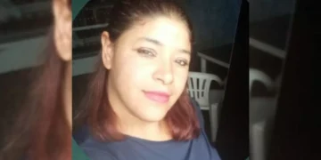 Mulher morre após tentar estrangular policial com algema dentro de viatura em SC