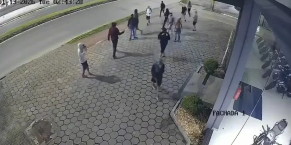 Adolescentes participam de furto e quadrilha leva 12 motos de loja em Itajaí