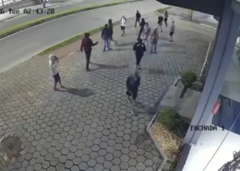 Adolescentes participam de furto e quadrilha leva 12 motos de loja em Itajaí