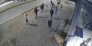 Adolescentes participam de furto e quadrilha leva 12 motos de loja em Itajaí