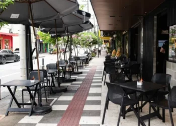Mesas na rua: entenda como funcionam as normas para usar o espaço público em Blumenau