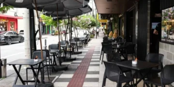 Mesas na rua: entenda como funcionam as normas para usar o espaço público em Blumenau