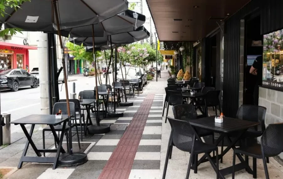 Mesas na rua: entenda como funcionam as normas para usar o espaço público em Blumenau