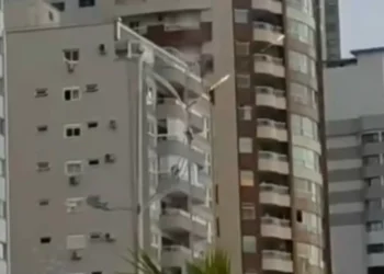 Fogos em prédio, ânimos exaltados e algemas: noite tensa em condomínio de SC