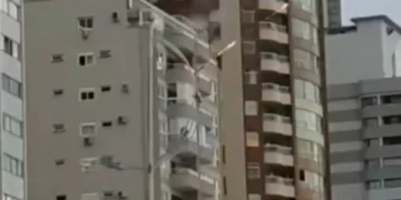 Fogos em prédio, ânimos exaltados e algemas: noite tensa em condomínio de SC